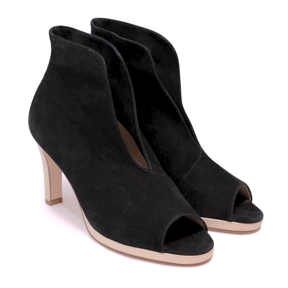 Jennifer Tattanelli Italy size 5-1/2 black silver lambskin fluted heels booties